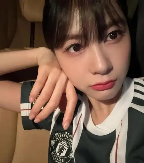 真铁粉78韩国女团apink吴夏荣再晒曼联球衣曾穿二客参加打歌