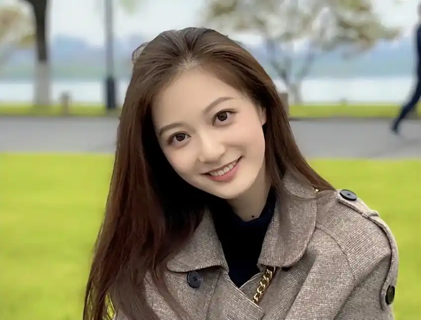 复旦新晋校花冯琳,作为新生代表亮相开学典礼,气质出众闪闪发光