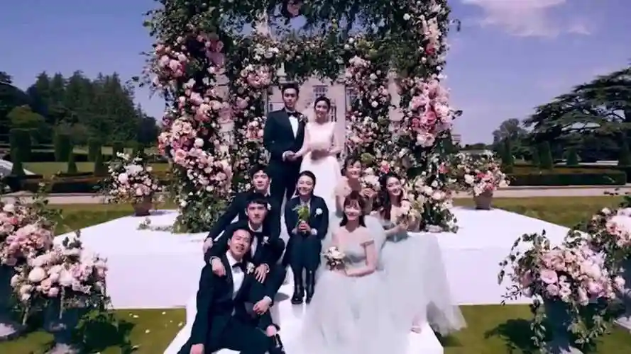 张若昀唐艺昕婚礼梦幻似童话,互换戒指合跳双人舞超高甜