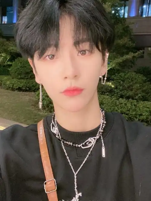 本以为修允菲和妹妹已经够像了,看完刘梦和姐姐才知啥是复制粘贴!