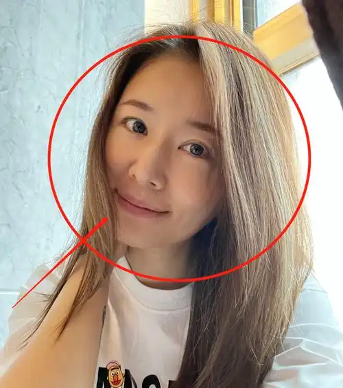 林心如晒素颜照引关注,怼脸自拍超任性,45岁皮肤状态却让人看愣