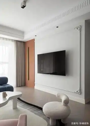 电视背景墙简约大气为主,石膏线做复古的造型,壁挂电视,节省空间.