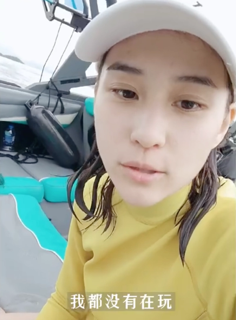 赌王千金何超莲冲浪,穿紧身泳衣露白皙皮肤,因失误多次摔进海里__凤凰