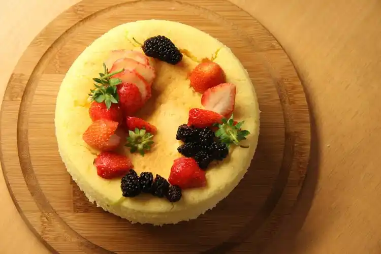 重芝士蛋糕一般吃一块就会觉得比较腻一些了,不过跟顶层的水果结合