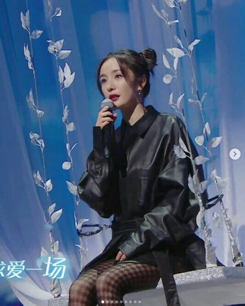 女星杨幂登台秀修长美腿,双丸子头反差萌翻,网友称最美的风景!_戏剧