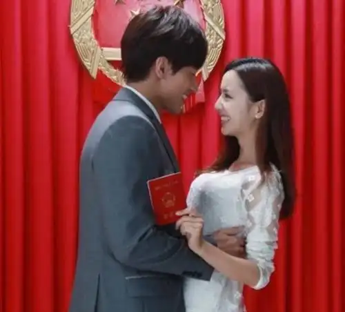 佟丽娅终于和陈思诚离婚了佟丽娅高调领证结婚证照片曝光