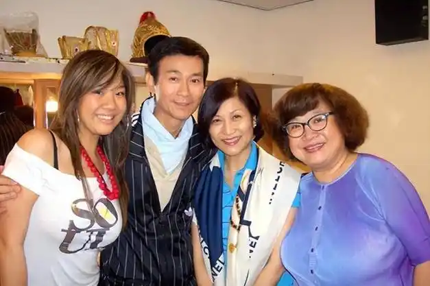 郑少秋斯文儒雅是真老了妻子官晶华穿搭时髦年轻同框像父女