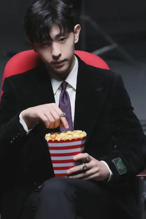 邓伦[超话]#.#邓伦盛清让#.#邓伦夜旅人# . 来自邓伦数芯芯 - 微博