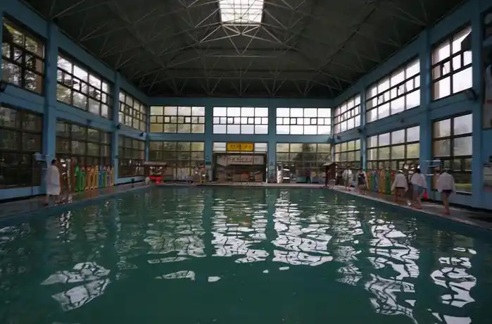 (xn54)进入温泉园区内,首先经过室内恒温游泳馆.泳池的两