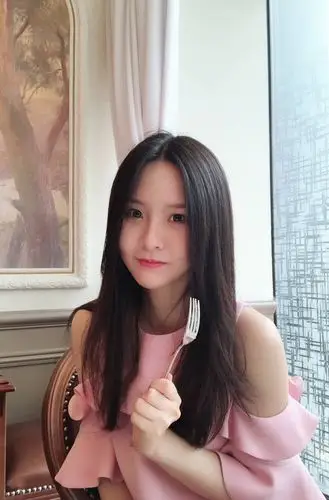 斗鱼一姐阿冷开始走冷酷路线了?这笑容都可以把人冻住_冯提莫