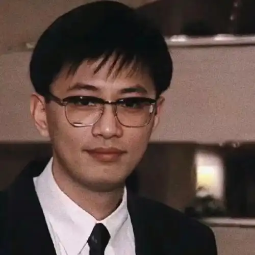 原来不戴墨镜的王家卫长这样