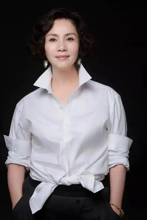 《中国新闻》主持人徐俐,二婚带着孩子嫁豪门,被婆婆丈夫宠上天_网易