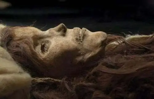 山丘上,遍地都是木乃伊,骷髅,被支解的躯体,随时绊腿的巨大木板和厚毛