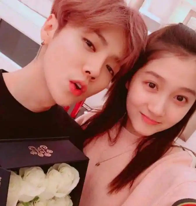 可以看到关晓彤是久违晒出了自己和鹿晗的合照呢