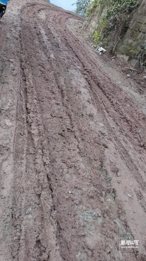 这条泥巴路何时才能修好