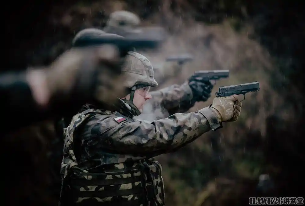 波兰军队战术射击训练 配备新型步枪手枪 摸索全军换装培训经验