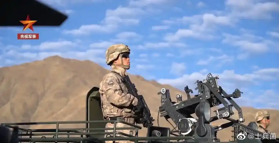 穿着星空迷彩的武警战士就是帅