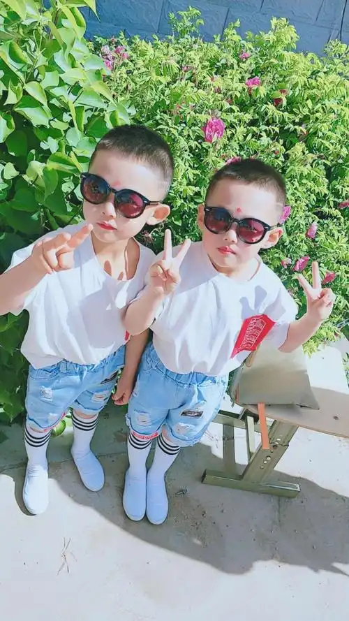 通榆县第二小学双胞胎哥兄弟张依博张依涵成长记录点点滴滴