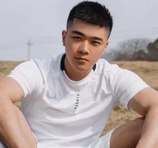 男生干净短发寸头,让你清爽帅气秒变型男