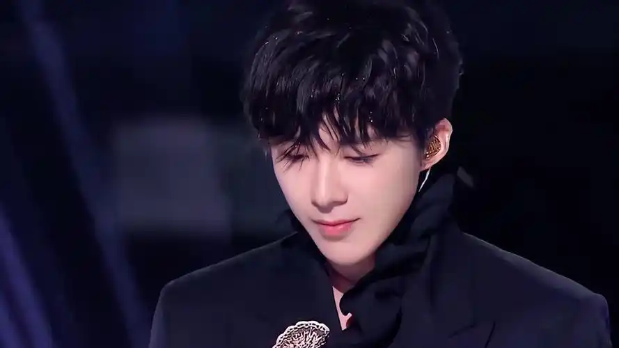 刘宇宁立单身人设却已婚有娃?还改过年龄?本人直播回应来了