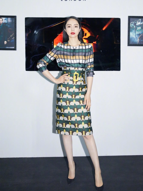 单亲妈妈董璇带女儿走机场,穿黑白配母女装,看女儿都可以出道了_腾讯