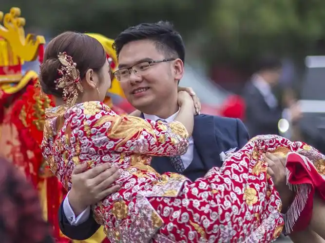 新郎官抱起心爱的新娘,跑向了新房!