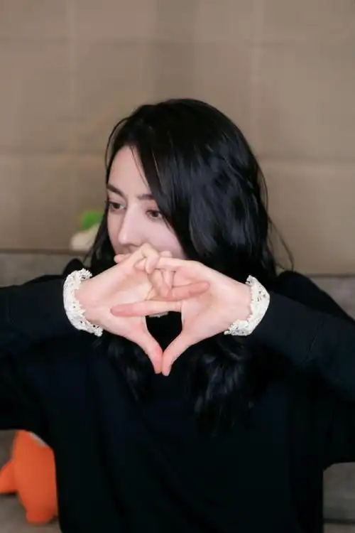 组图:迪丽热巴秋日写真曝光 长发披肩解锁比心新手势