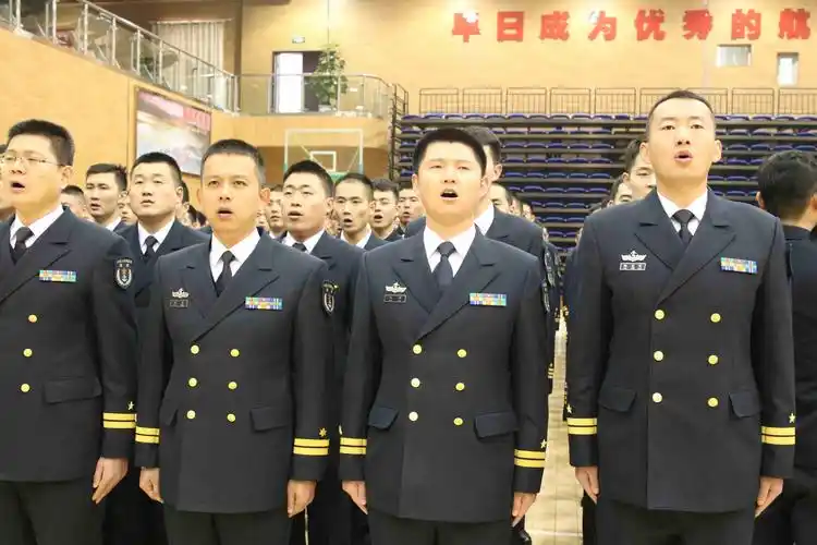 北部战区海军航空兵某部组织悬挂全军挂像英模画像