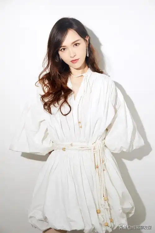 现在唐嫣的人气是越来越旺除了拍摄一些影视剧外各种代言活动也是应接