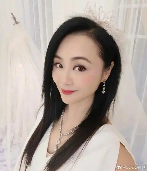 曹颖晒婚纱照庆结婚26年至今没办婚礼恩爱依旧