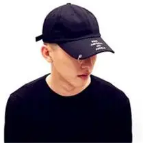 低头戴帽子的男生头像戴黑色帽子白色帽子都有