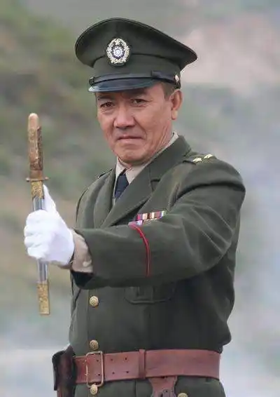 1973年5月16日出生于新疆伊犁伊宁市,1999年,出演电视剧《刑警本色》