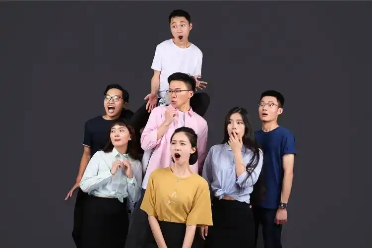 做出被吓到的反应和动作,这时候摆出的pose上镜反而更自然和具有趣味