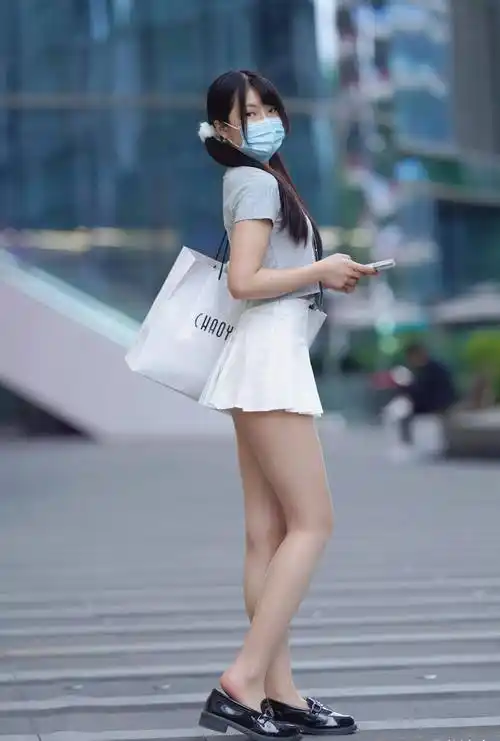 原创同样都是小短裙穿百褶裙的姑娘是甜美穿包臀裙的女生是时尚