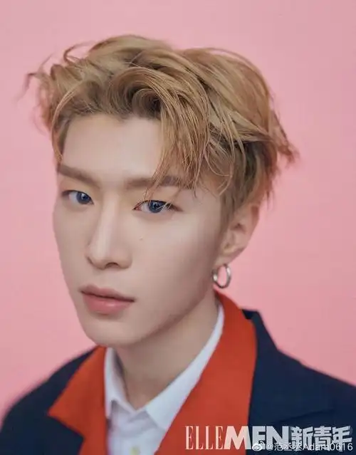 黄头发蓝眼睛的丞丞上线营业了 高级的大帅哥表示对自己的造型很满意