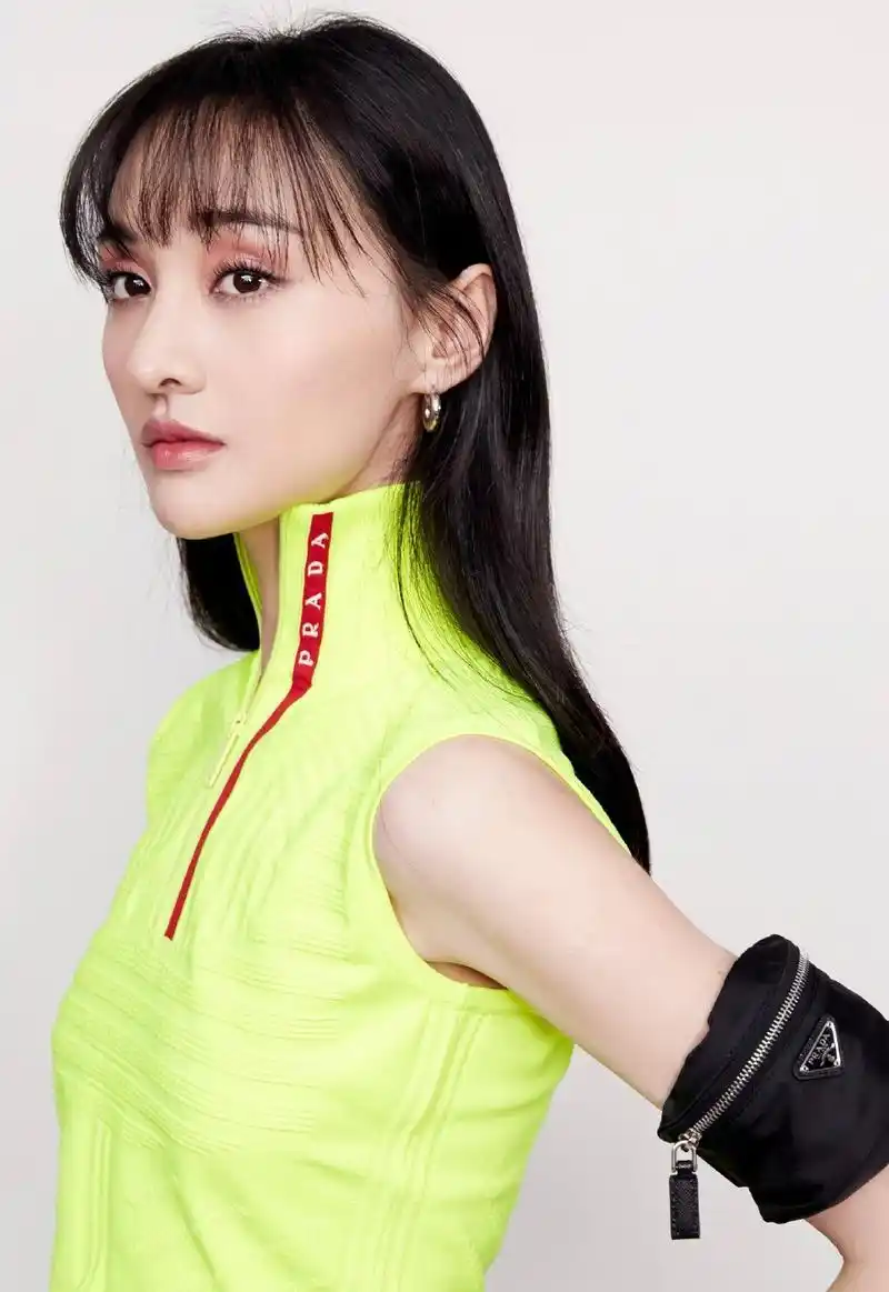 郑爽秀身材,穿荧光绿露脐装配个性半身裙,"蚂蚁腰"强势抢镜