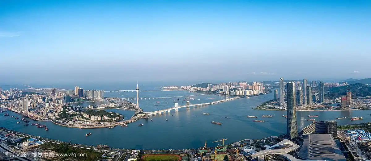 航拍视角下的澳门城市天际线全景