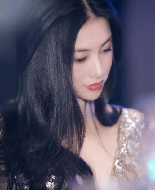 36岁朱珠被誉"最美面孔",性感打扮好大胆,低头那刻我动心了