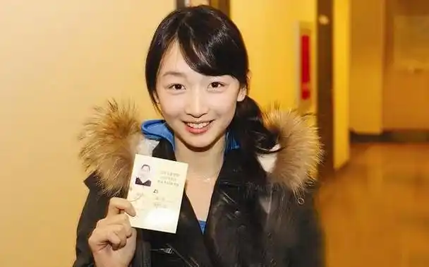 曾志伟酒后一句"我潜过她",揭开了"三金影后"周冬雨混乱情史