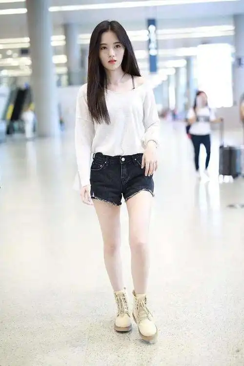 鞠婧祎穿短裤是这样