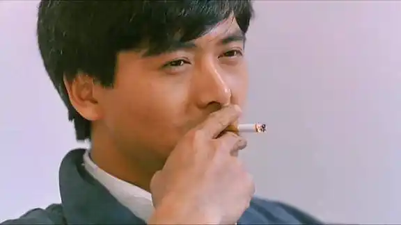 影视:一支烟的巅峰,被周润发叼在嘴里,眼神里充满的都是戏!