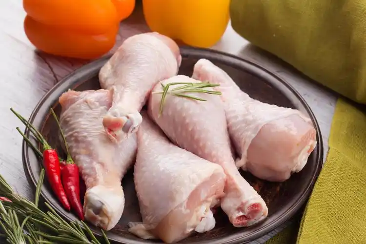 鲜鸡肉与蔬菜的白色桌子上板上