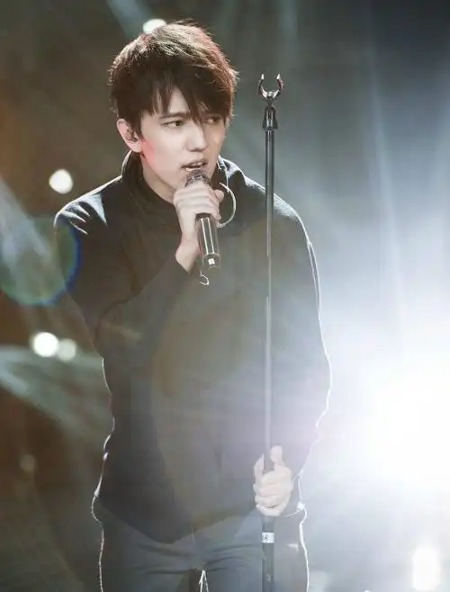 kudaibergen),1994年5月24日出生于哈萨克斯坦,哈萨克斯坦男歌手,毕业