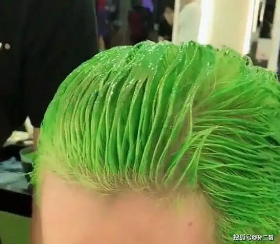 小伙承诺分手就把头发染绿结果现在无语啦网友生无可恋