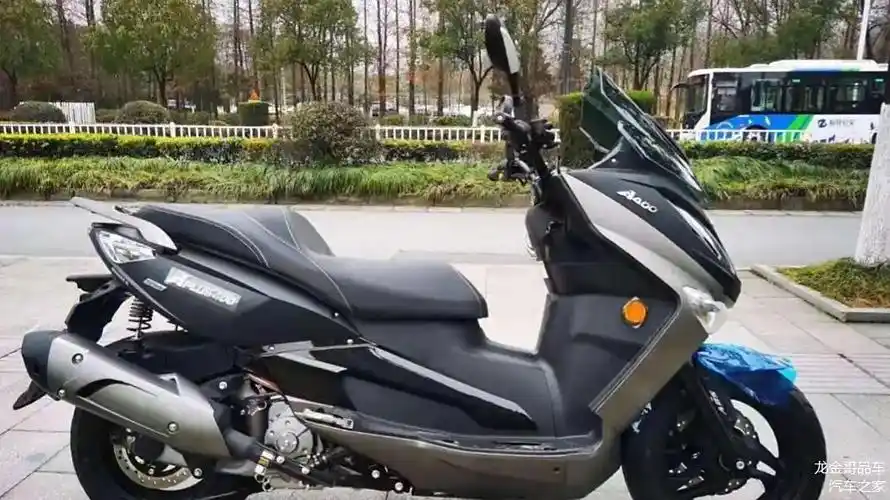 豪爵铃木的一款经典太子车,小排量大作用,摩的佬专用