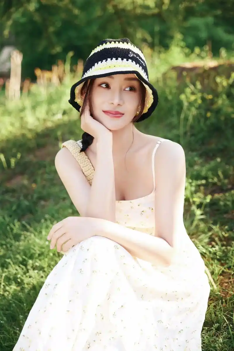 袁姗姗一组美照曝光,她身穿碎花吊带裙露香肩,头戴针织帽,置身 - 抖音