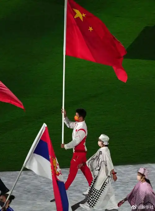 东京奥运会闭幕式举行,中国代表团旗手苏炳添入场