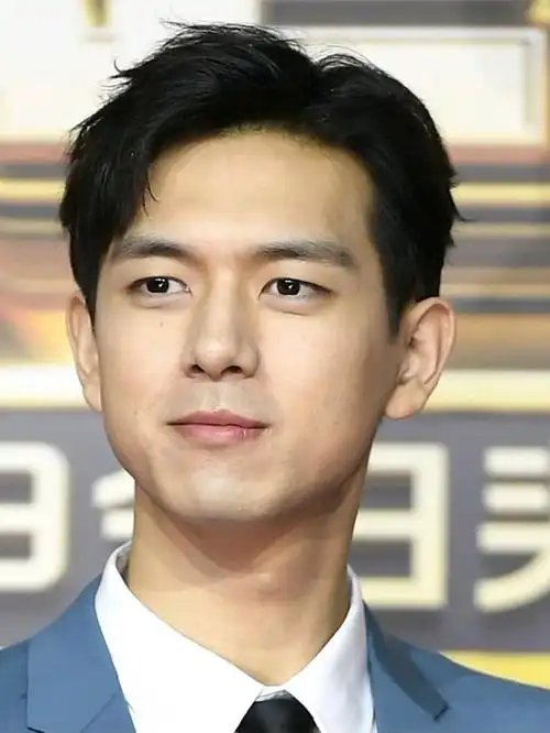 然而对于观众来说明星在脱离精修图之后的生图,特别是怼脸照,又是什么