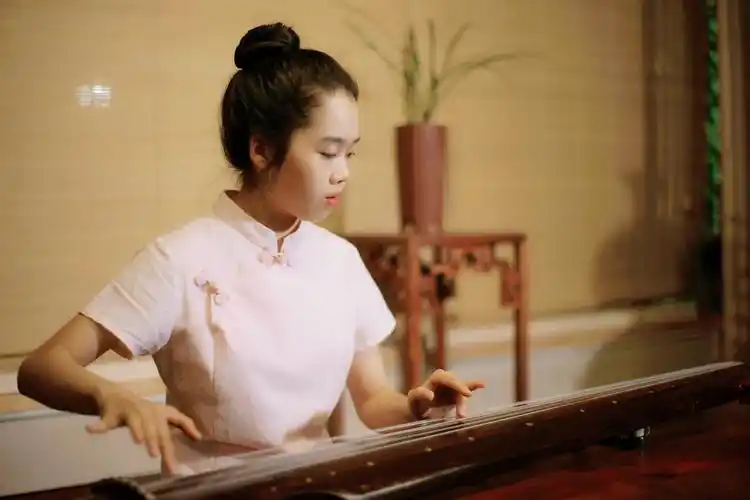 琅音文化|弹古琴,到底哪只手更重要?