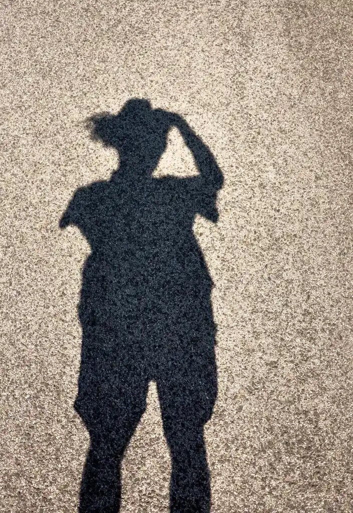 人类的影子,人站在带草帽的阴影